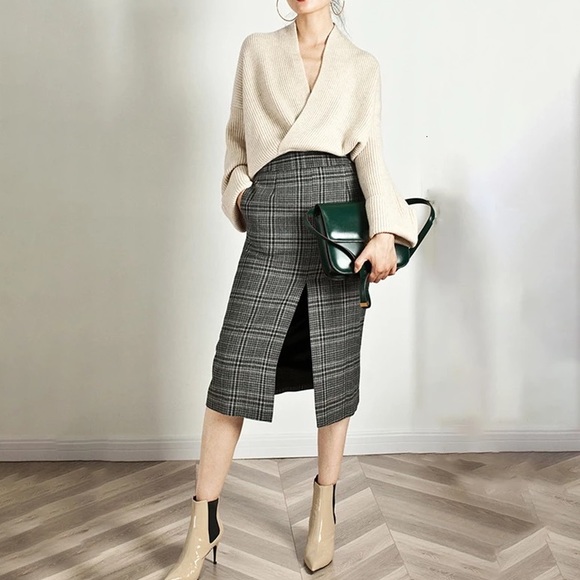 The EVERLYNE Cashmere Blend Sweater - Picture 7 of 8